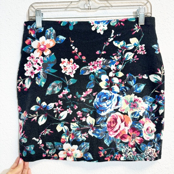 Express Black Floral cotton Mini Skirt womans M - Picture 3 of 7